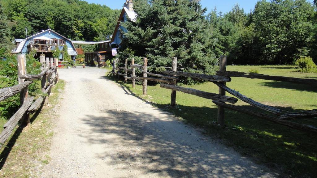 Auberge Le Cheval Bleu Saint-Alphonse-Rodriguez Exterior foto